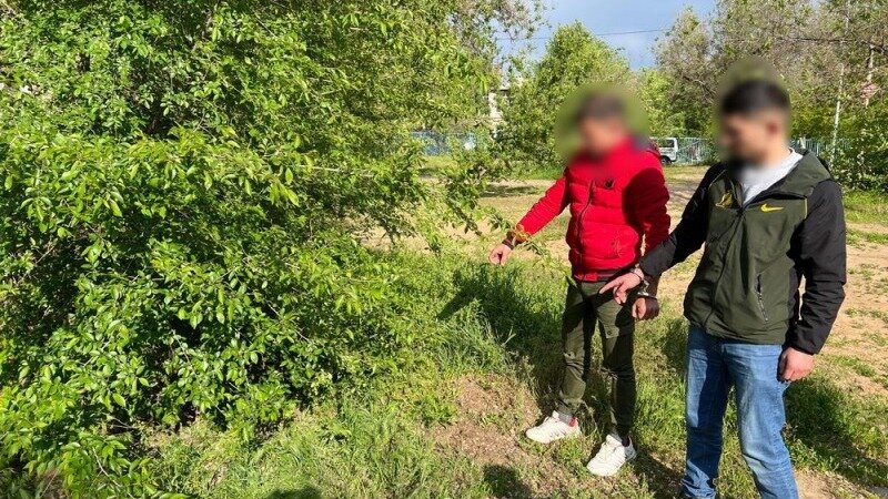     Полиция задержала банду наркоторговцев, подозреваемых в распространении сильнодействующих наркотиков. У них изъяли героин, пакеты, весы и другие атрибуты наркоторговли.