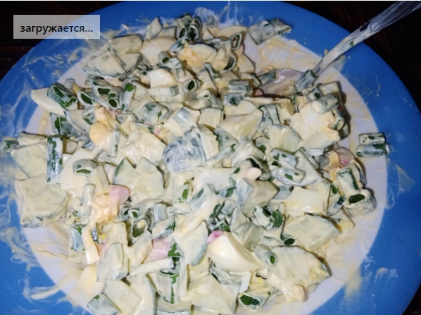салат из яиц, редиски, огурцов и зелени, заправка майонез со сметаной