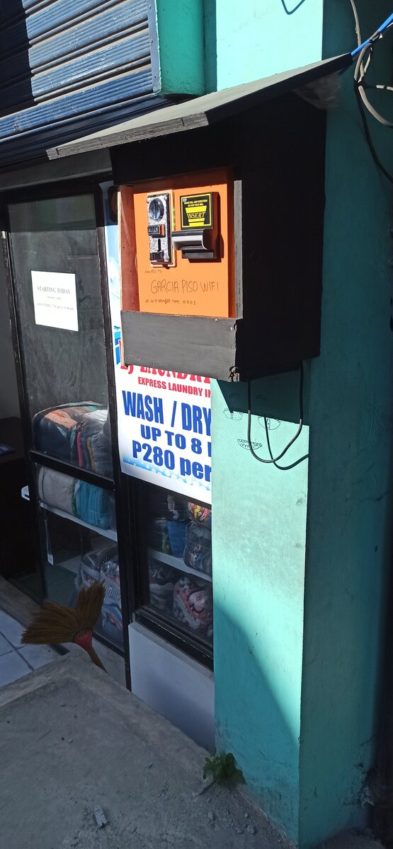 Абсолютно реальная шарманка для вай-фая - кидаете песо в автомат, и получаете час вай-фая со скоростью... 2.5 Мб/сек