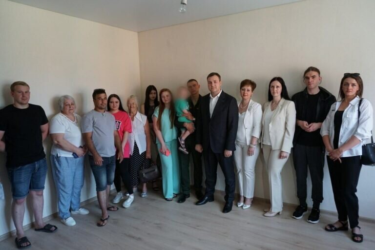    В Бузулуке участнику СВО вручили ключи от новой квартиры Кристина Просвиркина