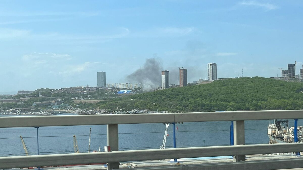    Пожар в районе Чуркина отчетливо виден с моста на остров Русский во Владивостоке. Люди надают, что же могло произойти.