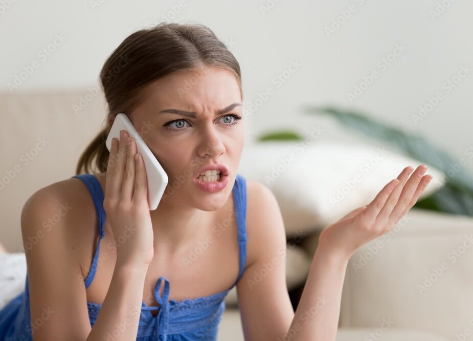 Фото с https://stock.adobe.com/ru/images/angry-young-woman-arguing-talking-on-phone-at-home-dissatisfied-girl-calling-customer-service-having-problem-of-conflict-during-telephone-conversation-shouting-gesturing-while-speaking-by-cell/175701347