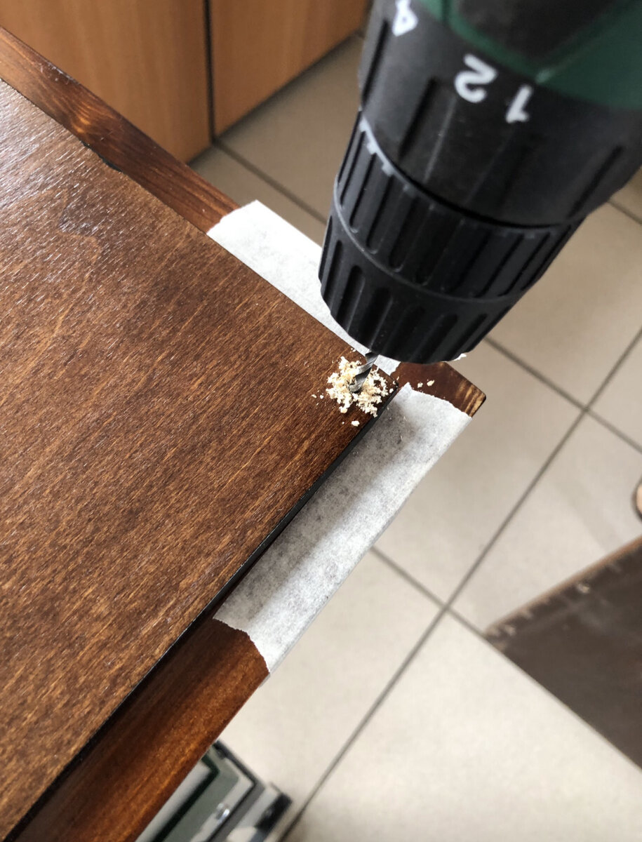 Засверливаю отверстия, чтобы не появились трещины при закручивании саморезов