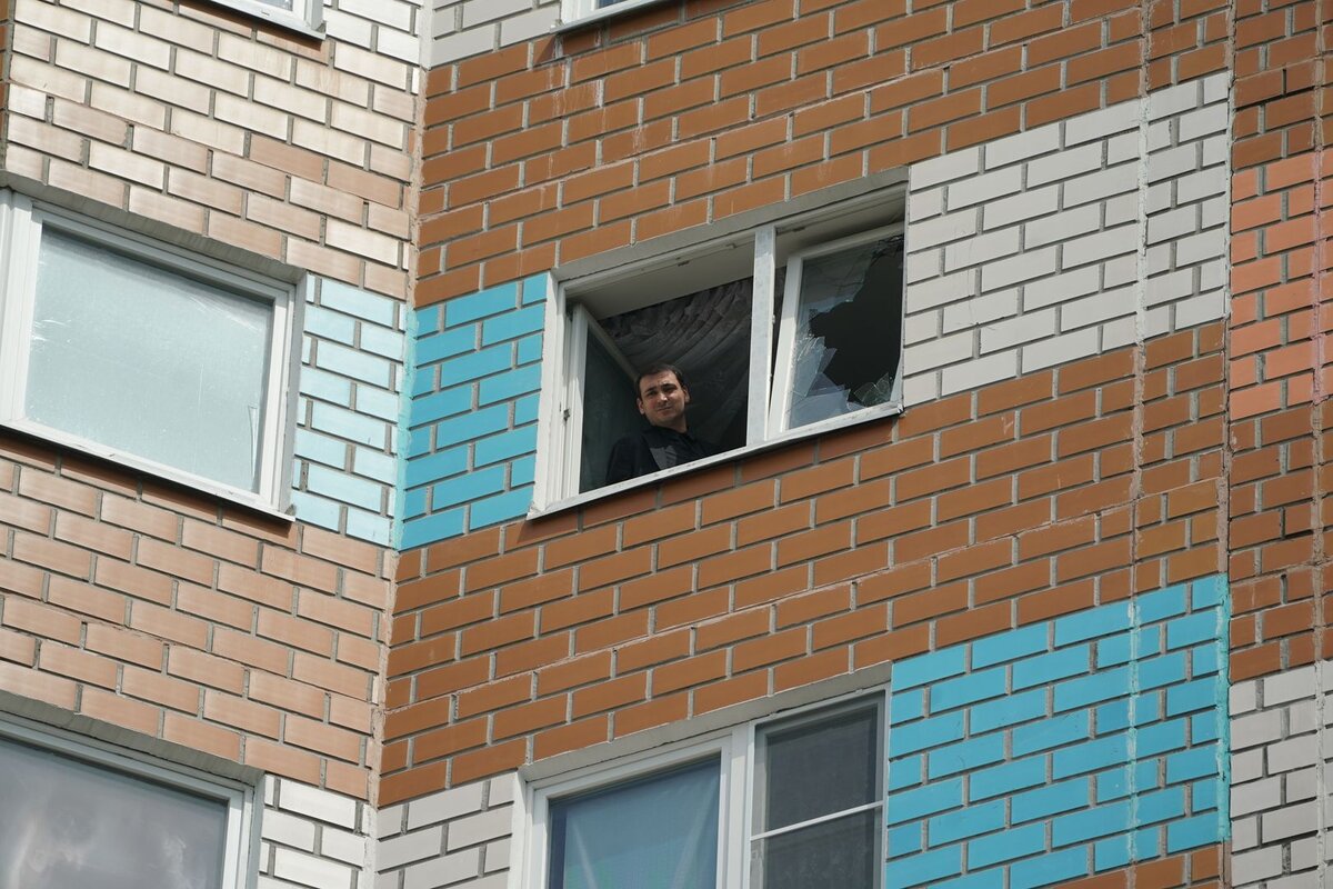    Последствия попадания беспилотного летательного аппарата (БПЛА) в многоэтажный жилой дом. Москва. 30 мая 2023 © Эдуард Корниенко/ИЗВЕСТИЯ