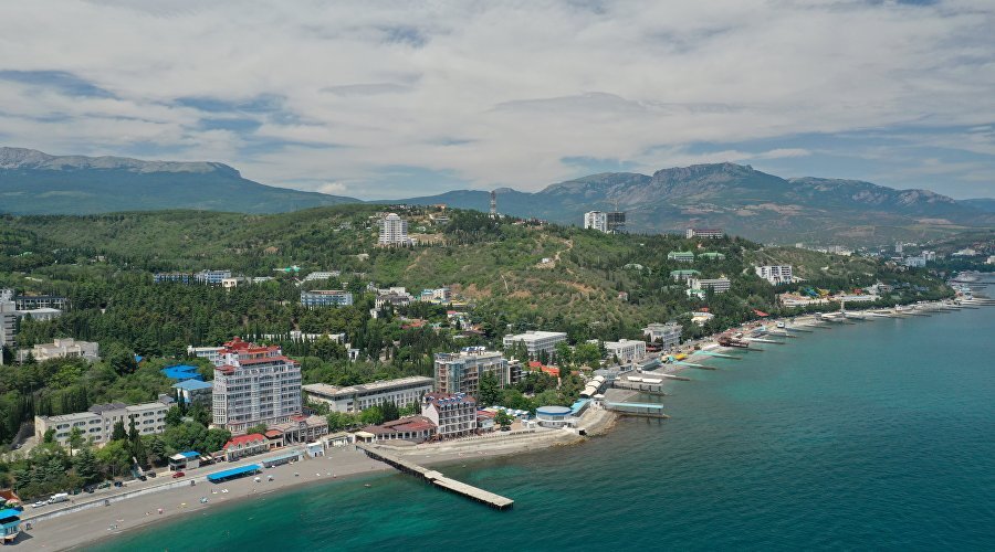 Вид на побережье Алушты // Фото: Туристический портал Республики Крым, Сергей Коршунов