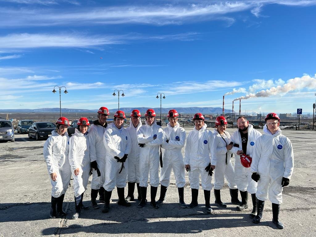 После шахты мы вымоли сапоги и сфотографировались