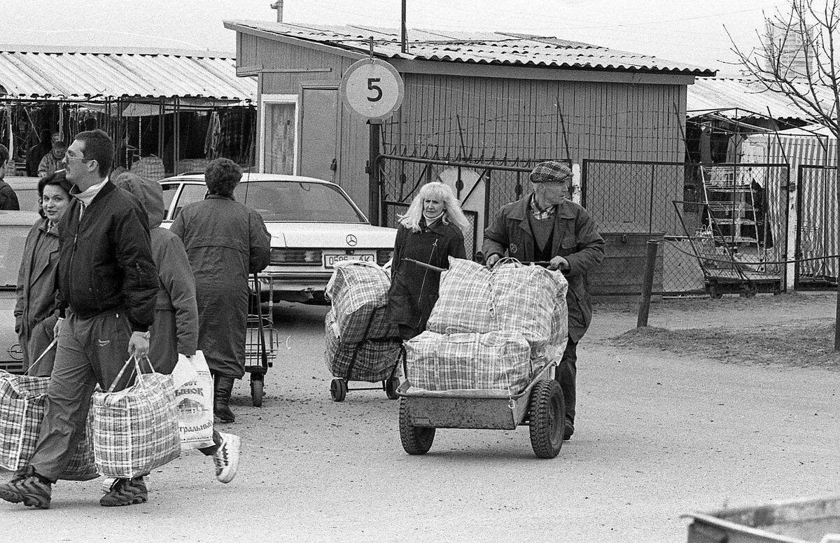 Покупатели-колупатели. Брестский рынок в лихие 90-е... | МакарБрест | Дзен