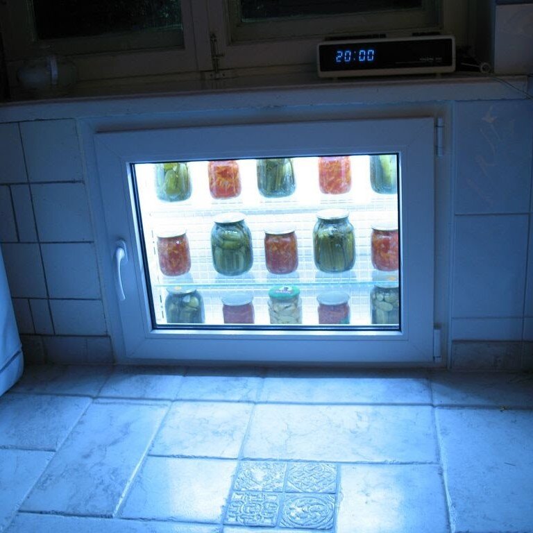 Зимний холодильник под окном