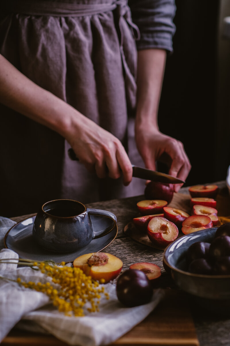 На фото серия "Лихолесье" Мастерской дизайнерской посуды "VELES". Кружка вулкан 300 мл и овальное блюдце