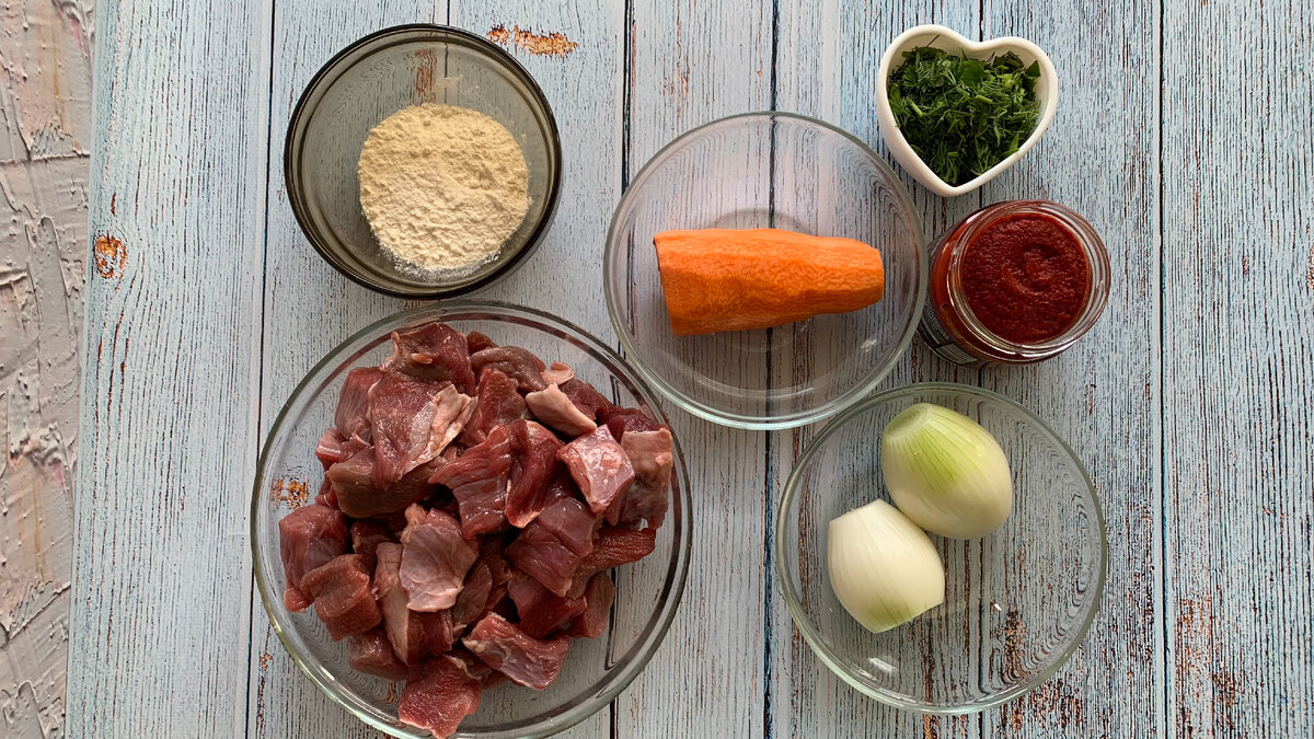 Говядина 700 гр .; морковь 1 средняя; лук 2 шт.; зелень; томатная паста; растительное масло для жарки; горячая вода 500 мл; соль/перец (по вкусу); мука 1,5 ст.л. (понадобится, если соус получится очень жидким).