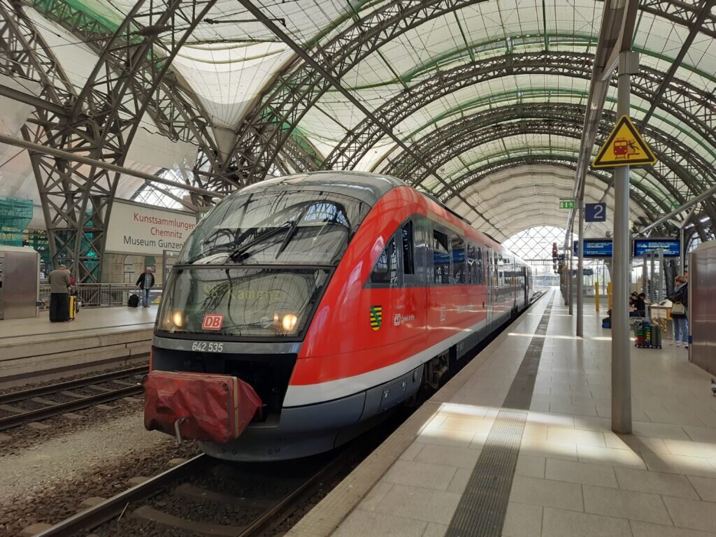 Поезд региональный экспресс на вокзале Дрездена