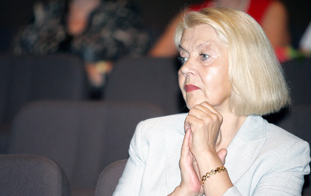 2 июня 1982 года по первой программе ЦТ впервые начали показывать драму «Долгая дорога в дюнах». Семь пронзительных серий режиссера Алоиза Бренча о любви Артура и Марты.-10