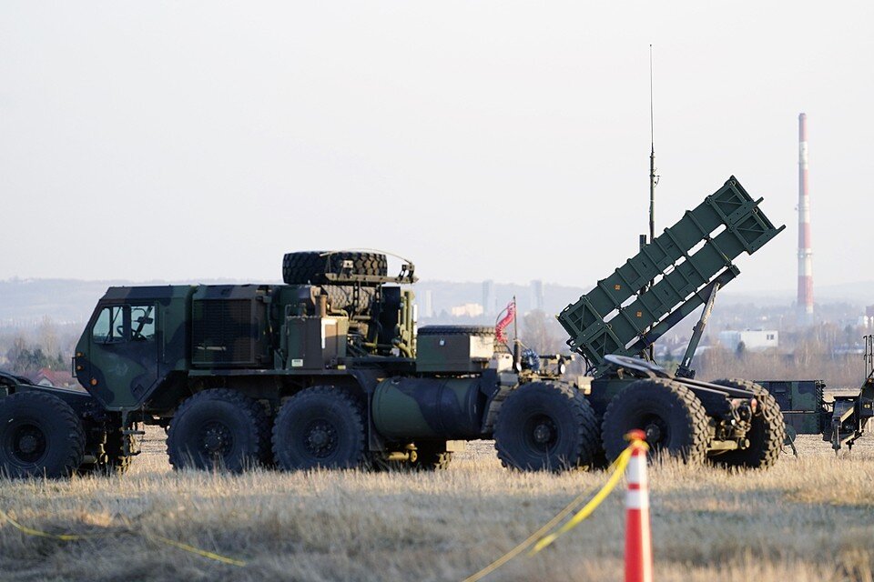   Батарея Patriot состоит из генераторов, радарной установки, станции управления, антенн, пусковых установок и ракет-перехватчиков EAST NEWS