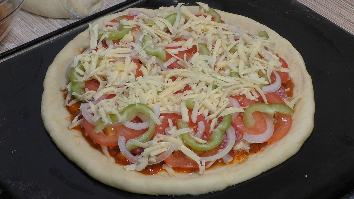 Тесто на кефире для пиццы в духовке. Вкусные домашние рецепты фото