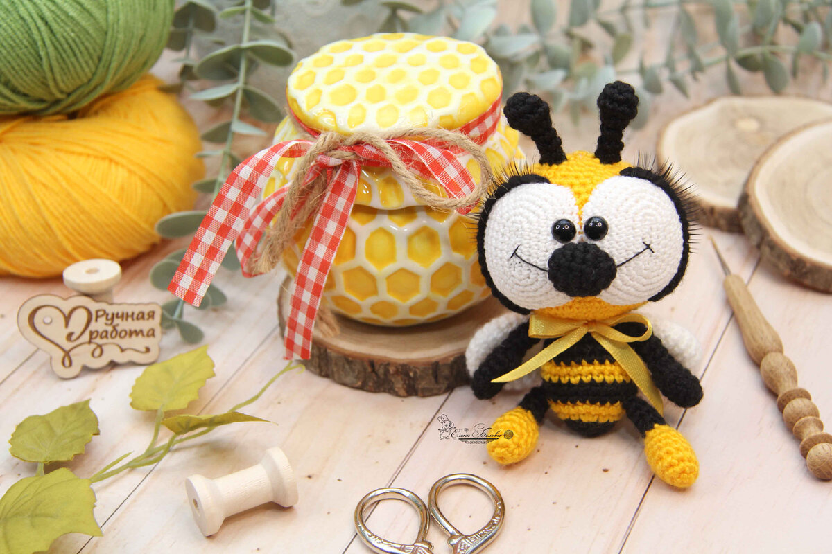 Размер до кончиков усиков – 14 см. Размер игрушки зависит от плотности вязания и от толщины используемой пряжи!