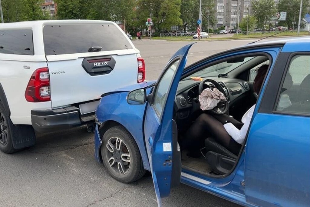    Авария произошла 4 июня в 16:30 на Архангельской, 19. 50-летний водитель "Рено" не выдержал безопасную дистанцию и врезался в "Тойоту", которая ехала впереди