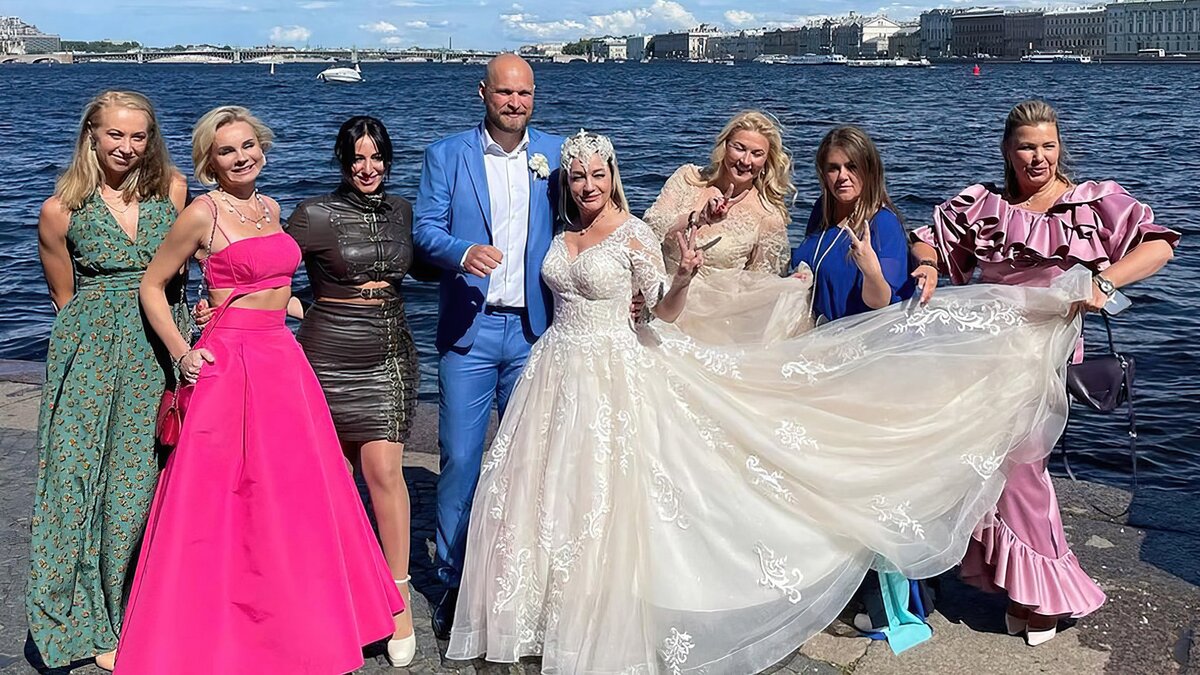 Татьяна Буланова с мужем и подружками невесты. Фото взято из открытых источников