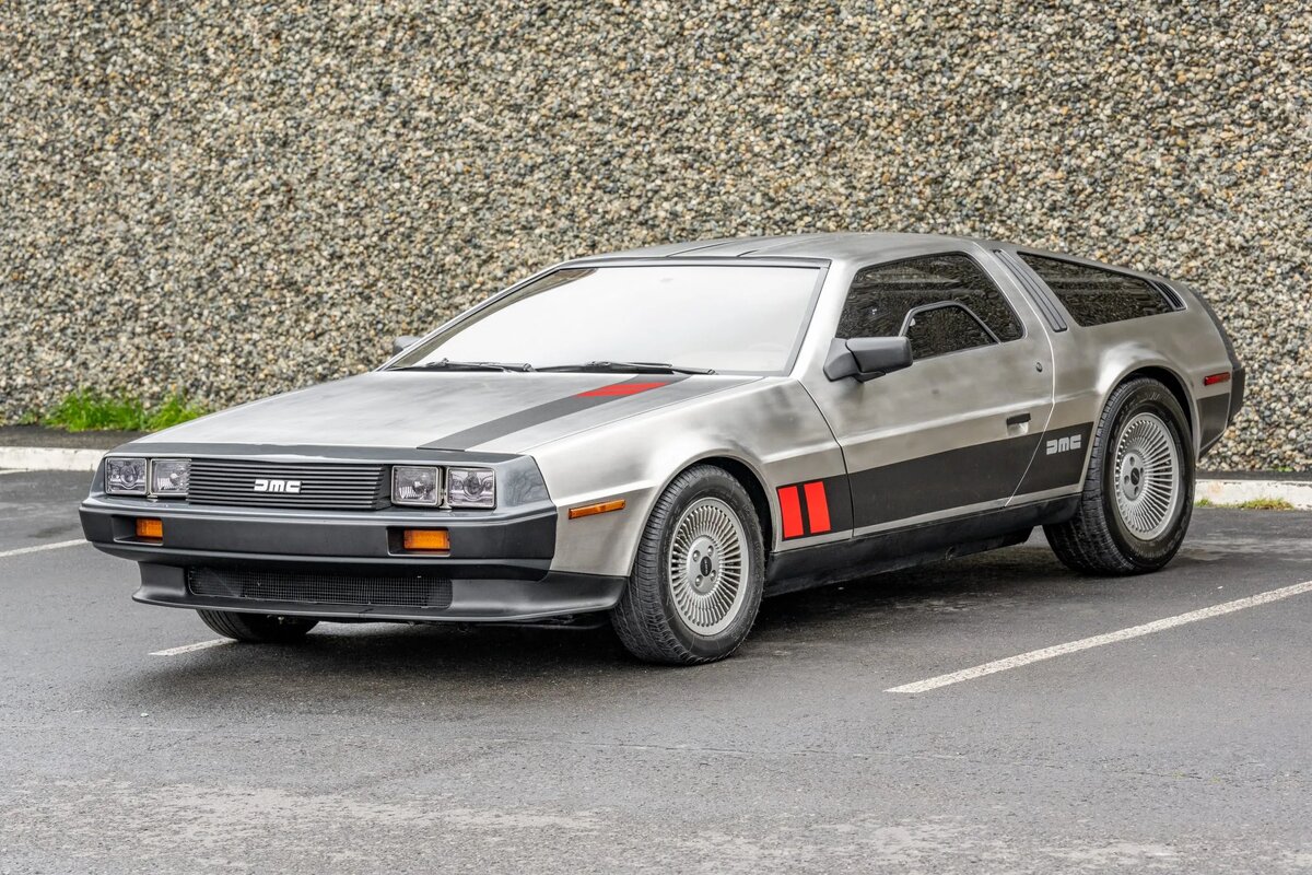 Название DeLorean известно едва ли не всем, кто интересуется автомобилями. Все знают про эту необычную машинку с клиновидным силуэтом и открывающимися вверх дверями, которая смотрится пришельцем из будущего даже сейчас. А между тем она давно была бы забыта, если б не необычная судьба самой марки и яркая личность человека, давшего ей своё имя.
