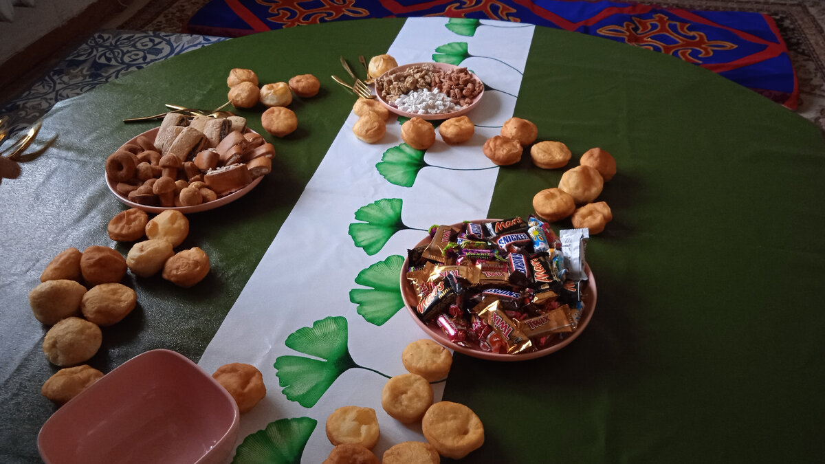 Это баурсаки - казахские пончики. 