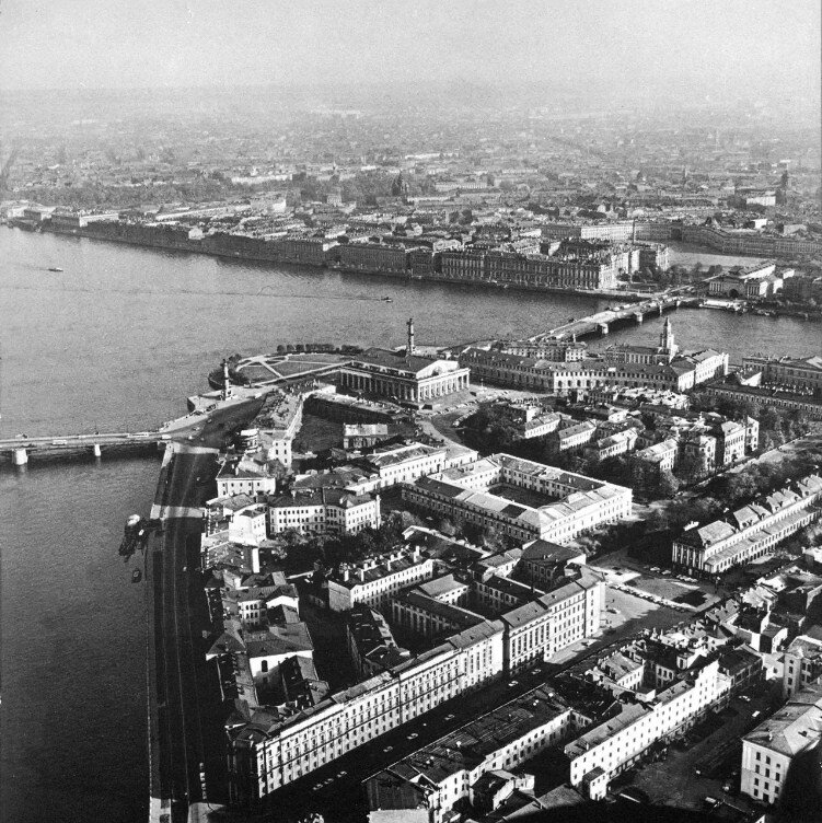 Стрелка Васильевского острова, правда, из 1970-х, в 18 веке фотоаппаратов ещё не было, да и в начале 20 века с воздуха не снимали.