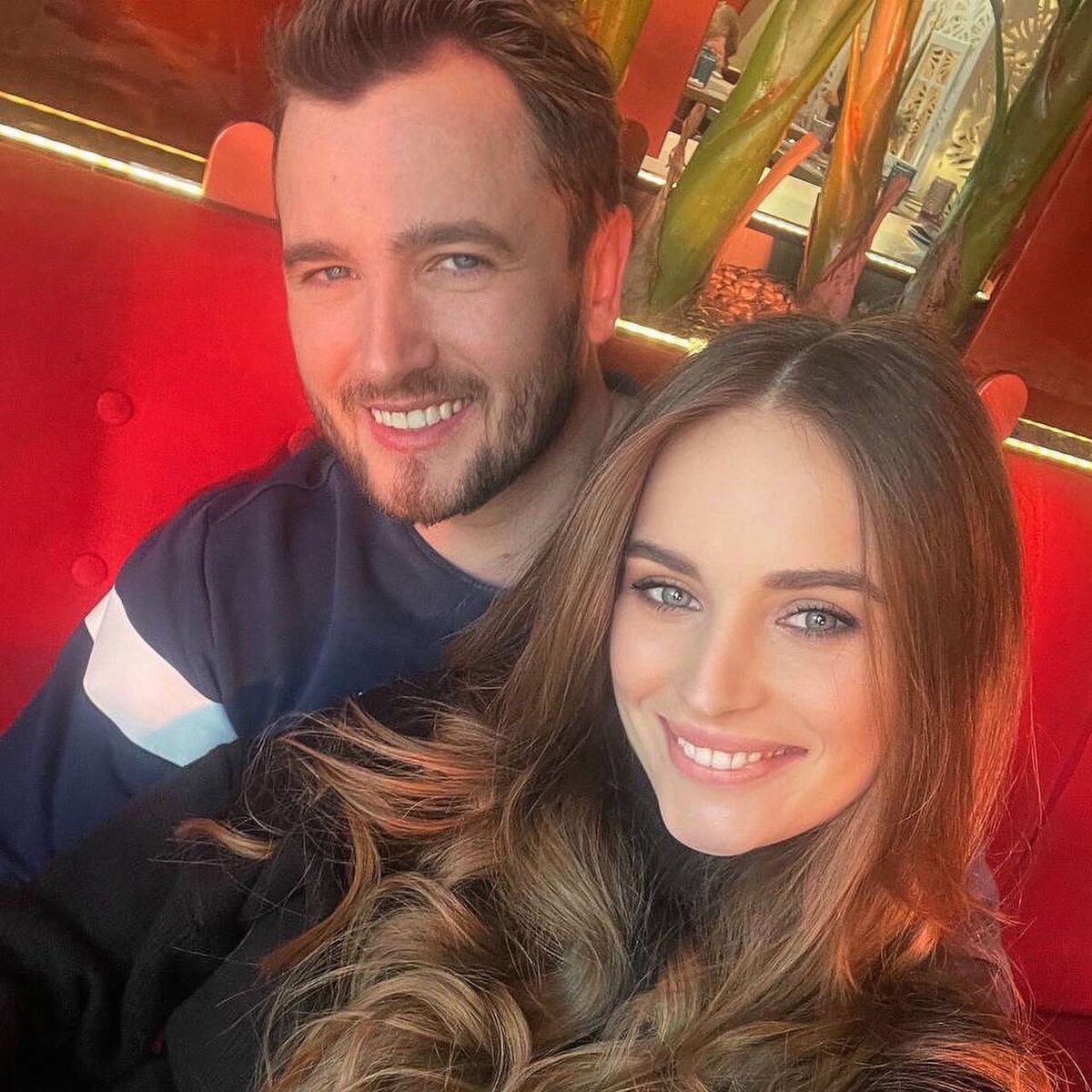 Бывший ведущий Дом-2 Влад Кадони со своей спутницей 