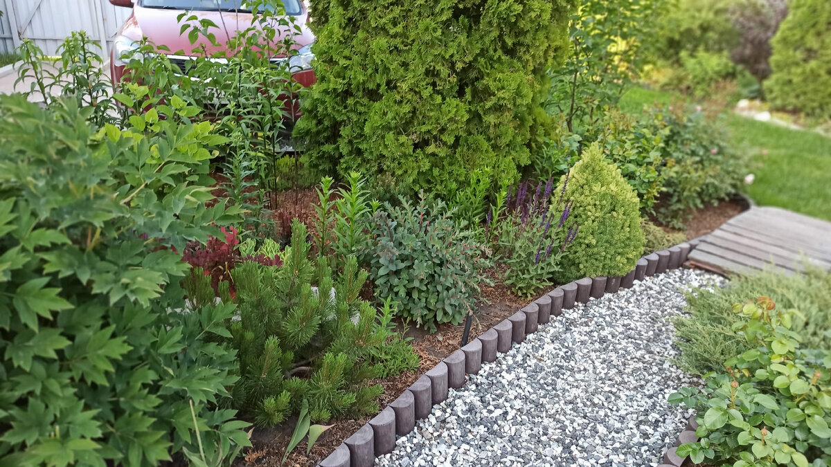 Клумба перед домом