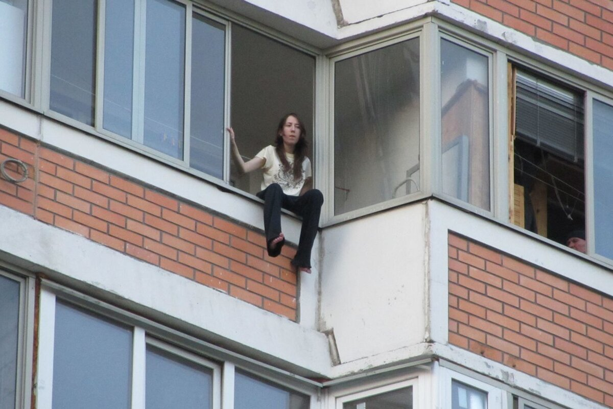 девушка вышла в окно