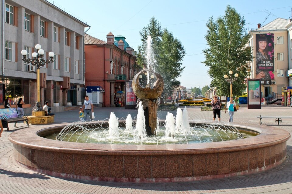 После улан удэ. Арбат Улан-Удэ. Фонтан на Арбате Улан-Удэ. Памятник на Арбате Улан Удэ. Ул Ленина Улан-Удэ Бурятский Арбат.