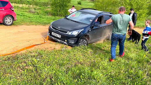 Даже на СУХОЙ ГОРЕ смог улететь в промоину. Страдают, но едут по бездорожью