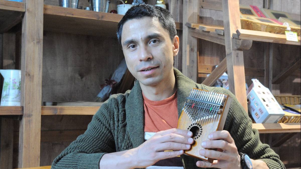    Булат Гафаров с африканским щипковым музыкальным инструментом калимба / Фото: Пелагия Замятина / Вечерняя Москва