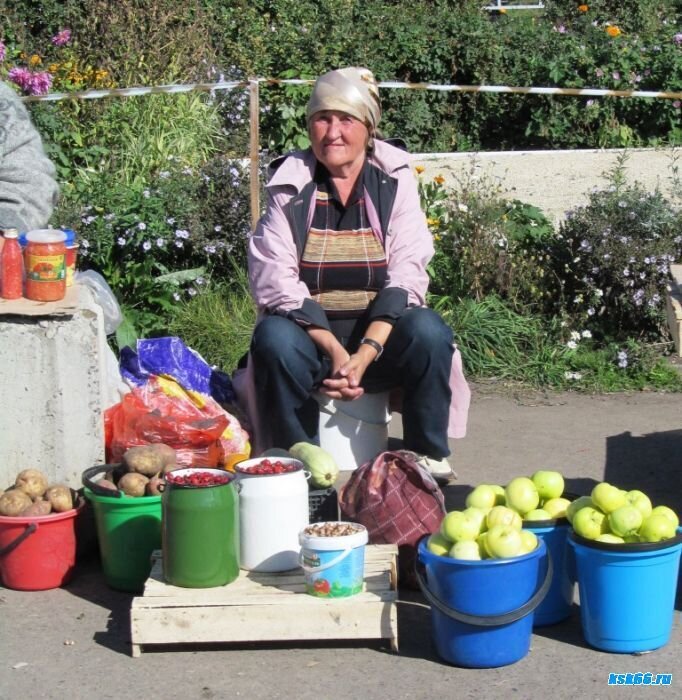 Продает овощи