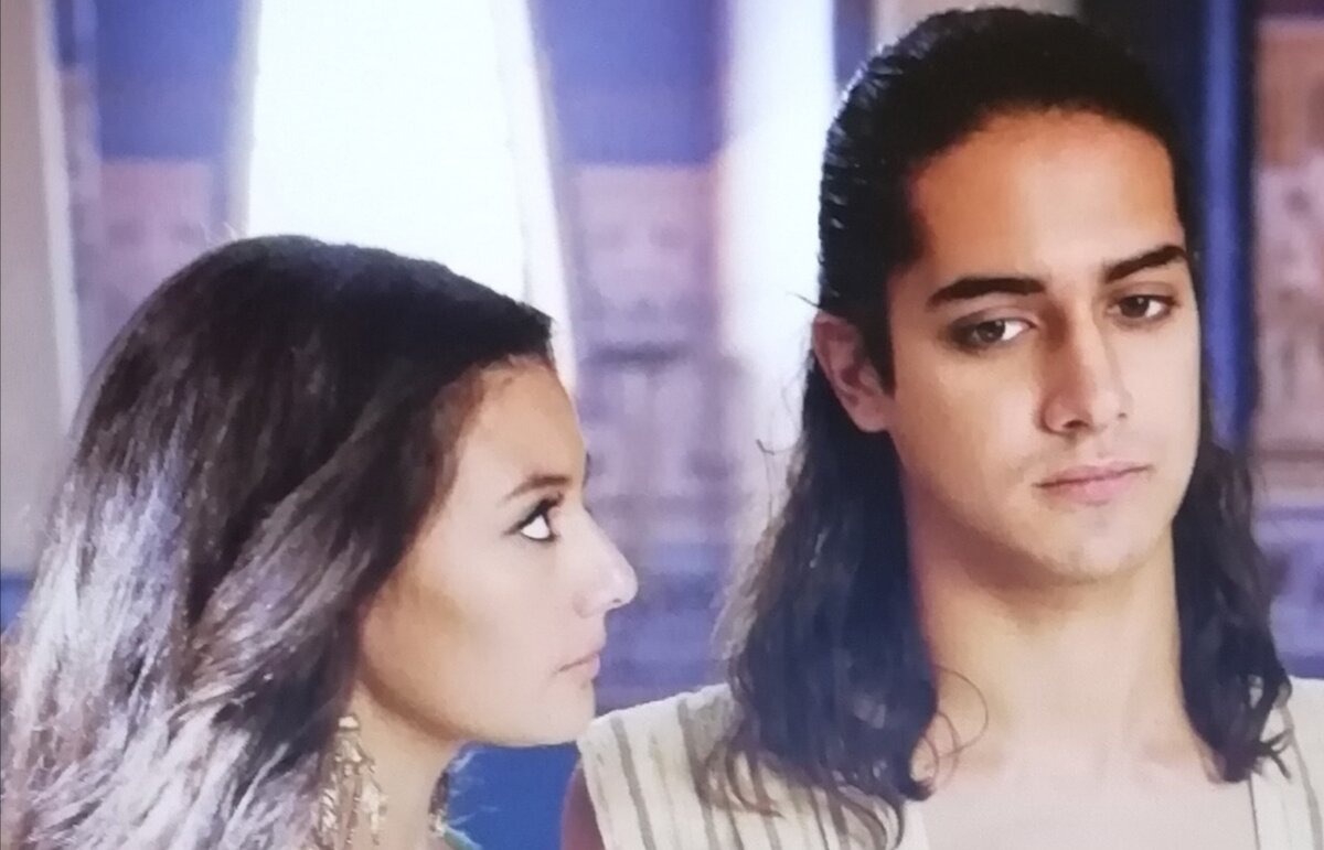 Селимие беседует с юношей