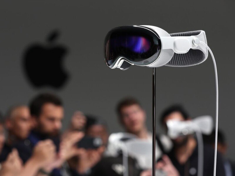    Apple представила очки Vision Pro, а Motorola — складной Razr 40 Ultra. Главное за неделю