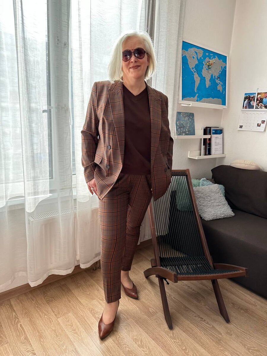 Костюм в клетку с сайта C&A (Германия) 9000 р., жилет с сайта H&M (Германия) 750 р., кожаные туфли с гелевой стелькой SEVA (Испания) 4550 р.