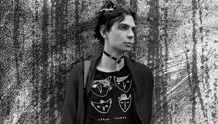 Небинарный тип по фамилии Киломяу