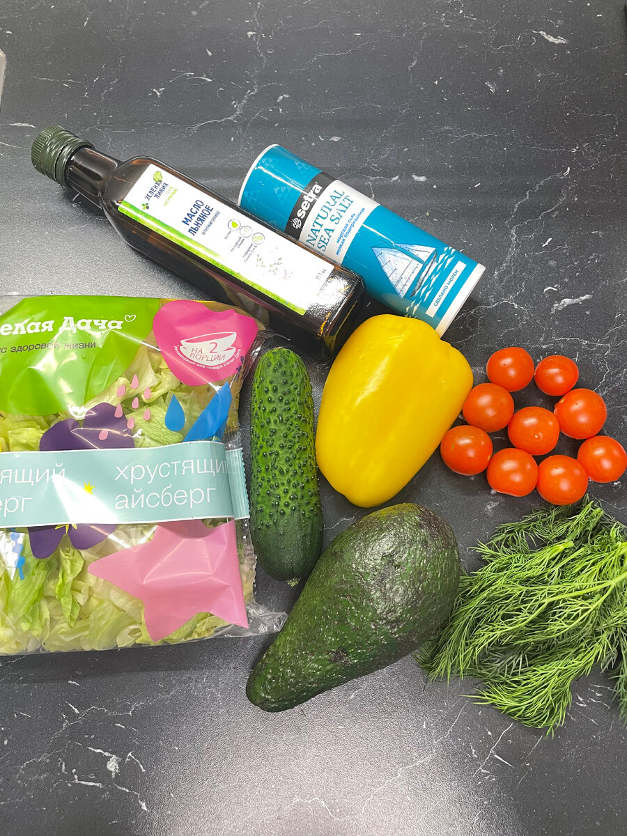 Салат вымыть, высушить, нарвать кусочками и переложить в глубокую миску (я использую уже готовый салат)