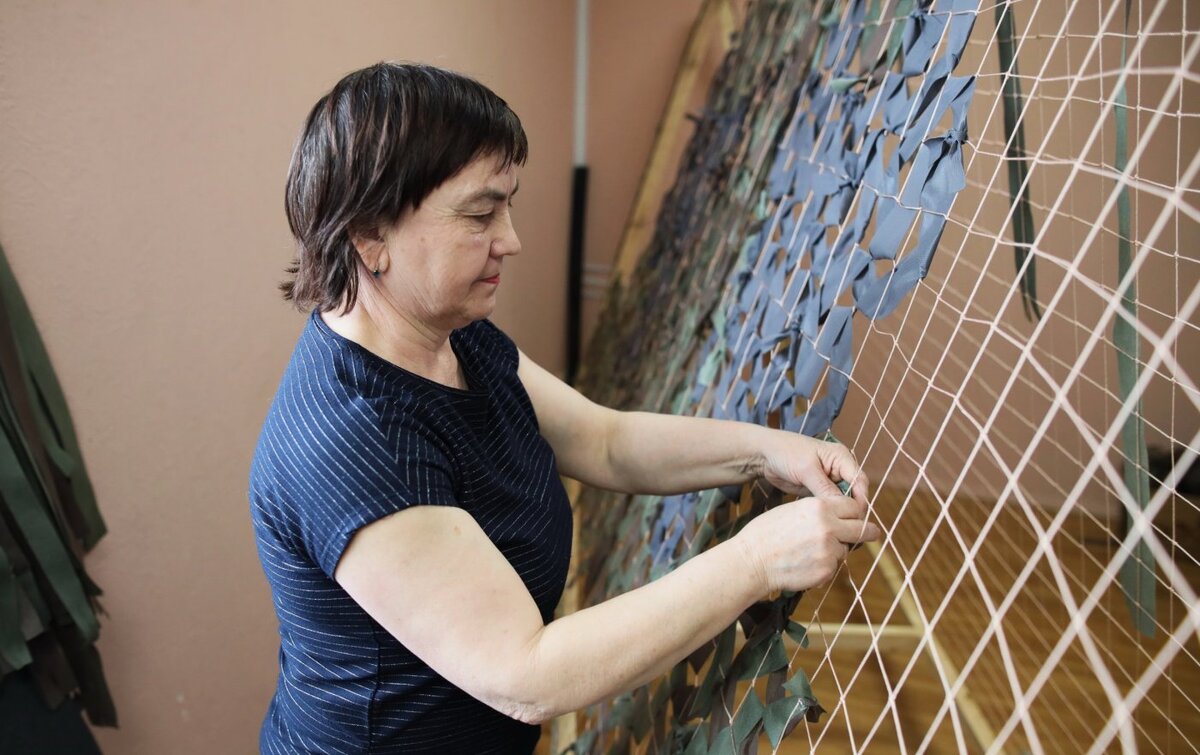    Более 100 маскировочных сетей за полтора месяца изготовили жители Нефтеюганска для российских солдат, участвующих в СВО