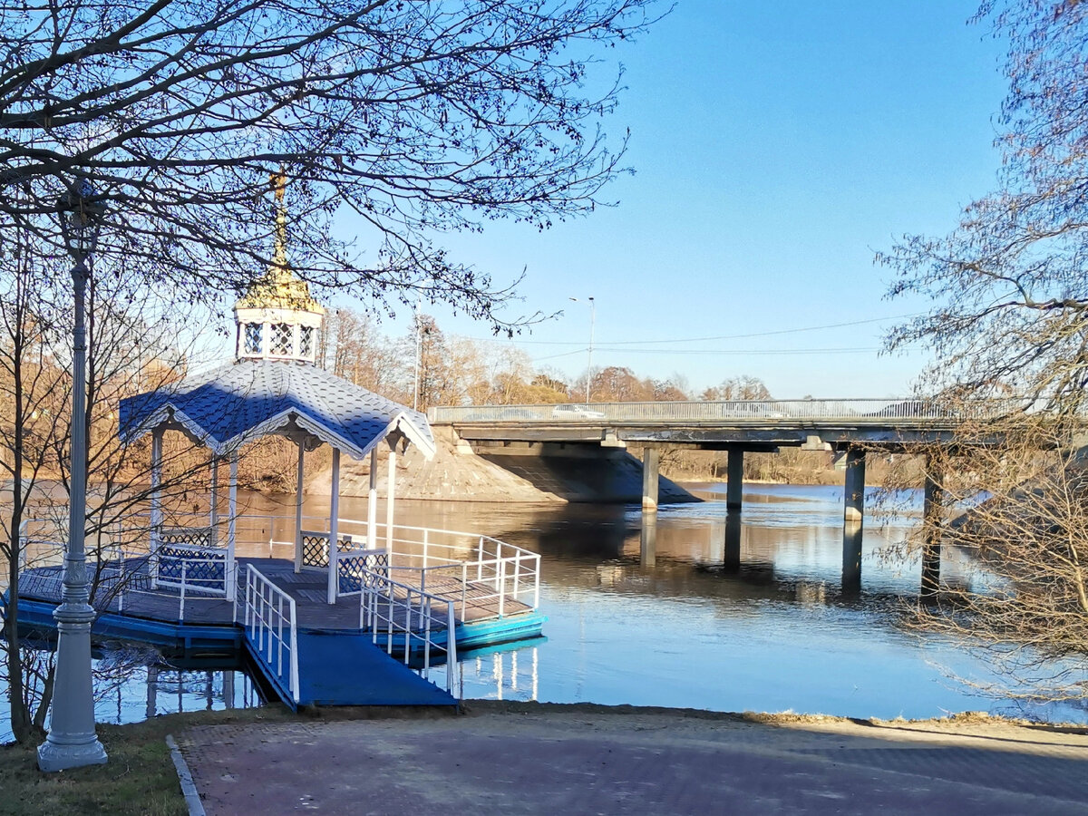 Это вид с другой стороны, от церкви