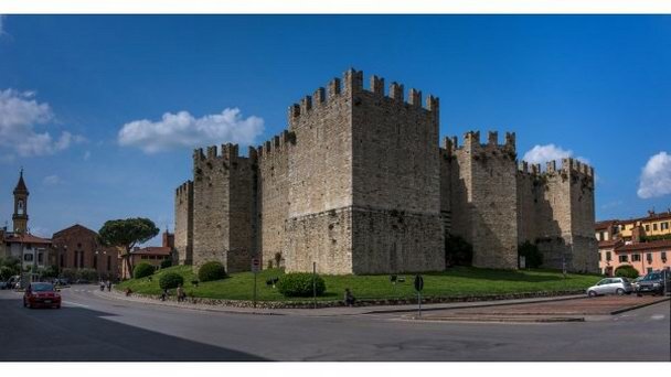 Императорский замок возвышается над площадью Santa Maria delle Carceri, расположенной примерно в 400 м южнее Соборной площади. 
Императорский замок в Прато – единственный пример швабской архитектуры в северной части центральной Италии. Цитадель была построена сицилийским архитектором Риккардо да Лентини в 1237-48 годах по распоряжению императора Фридриха II. 