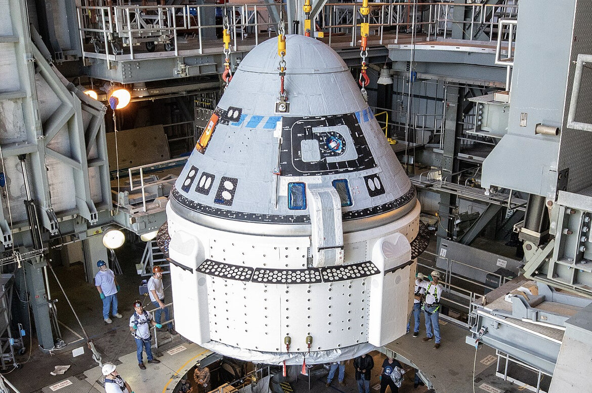 Установка корабля на ракету Атлас-5 перед полётом