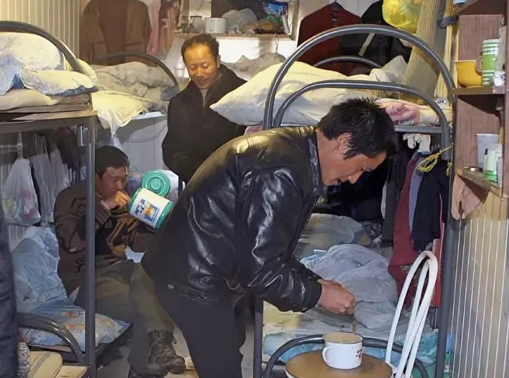 Сдавать ли квартиру таджику. Гастарбайтеры в квартире. Гастарбайтеры жилье. Таджики в квартире. Мигрантов поселить на производстве.