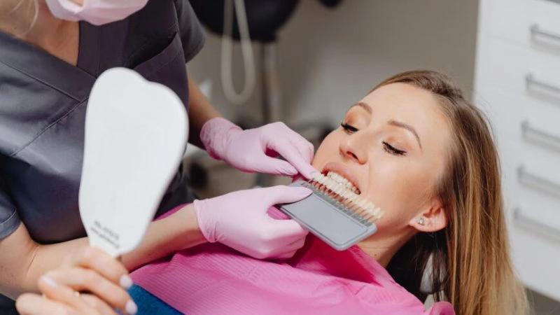 Перед изготовлением новой коронки можно использовать шкалу оттенков, чтобы подобрать цвет зуба. (Karolina Grabowska/Pexels)