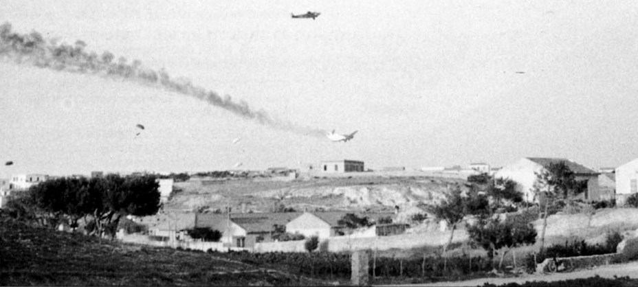 Горящий немецкий Ju.52 над Ираклионом