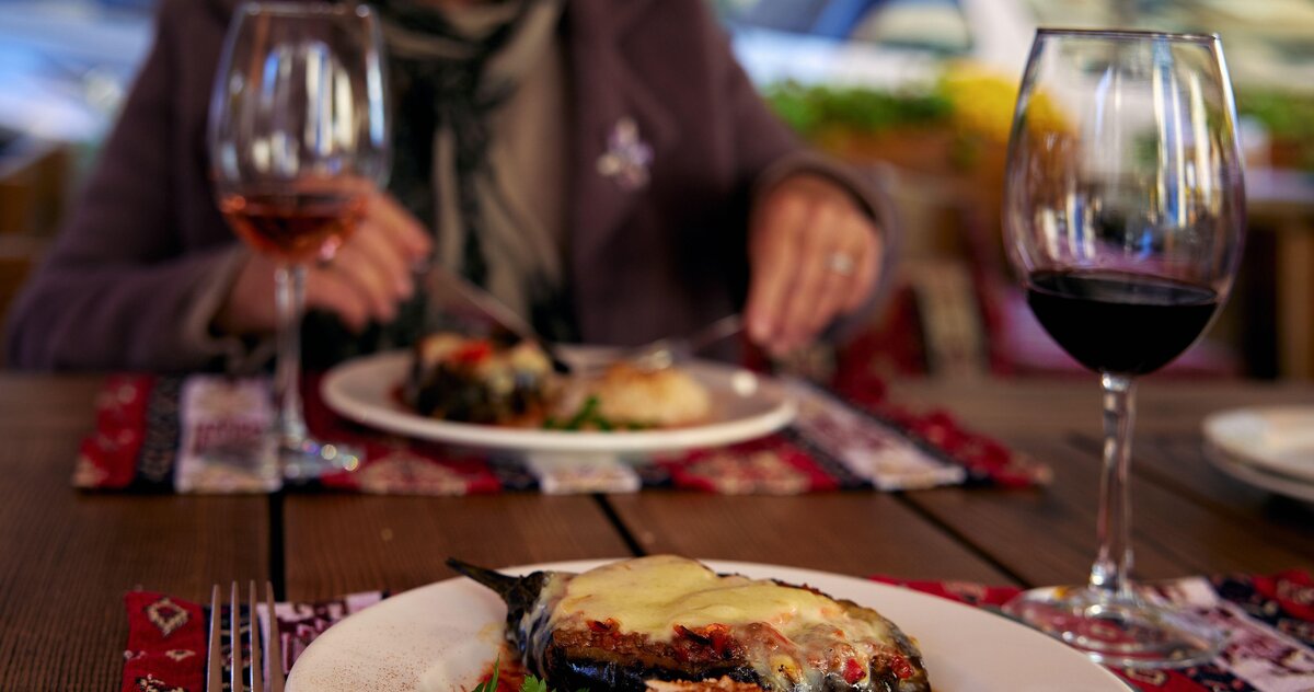     Гарнир, закуска и жаркое в одном блюде? Ловите интересный рецепт с баклажанами