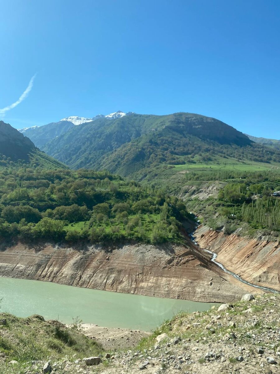 Обмельчал Чарвак, обрыв. Фото из окна машины на пути туда.