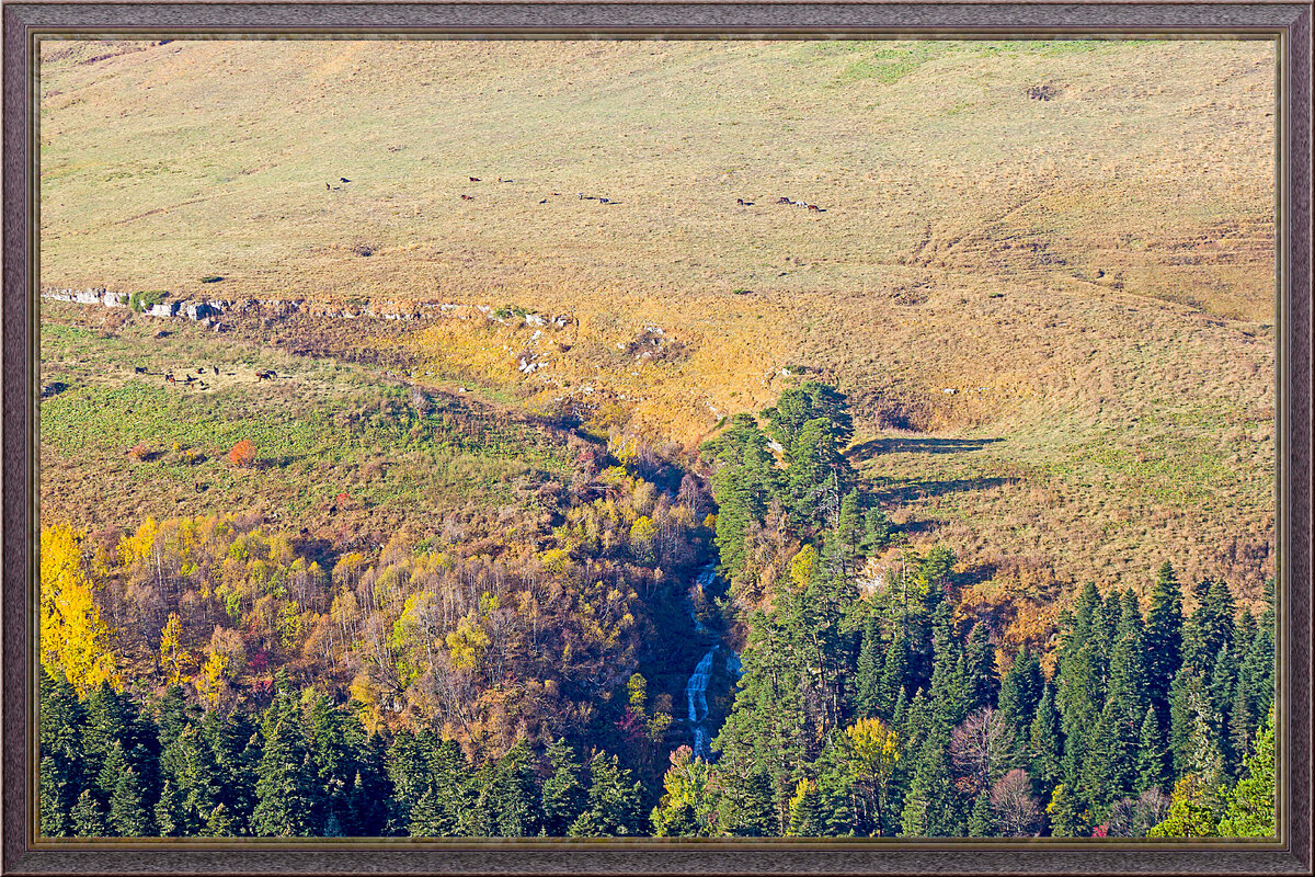 За рекой Курджипс плато Лаго-Наки с водопадом Каскадным 