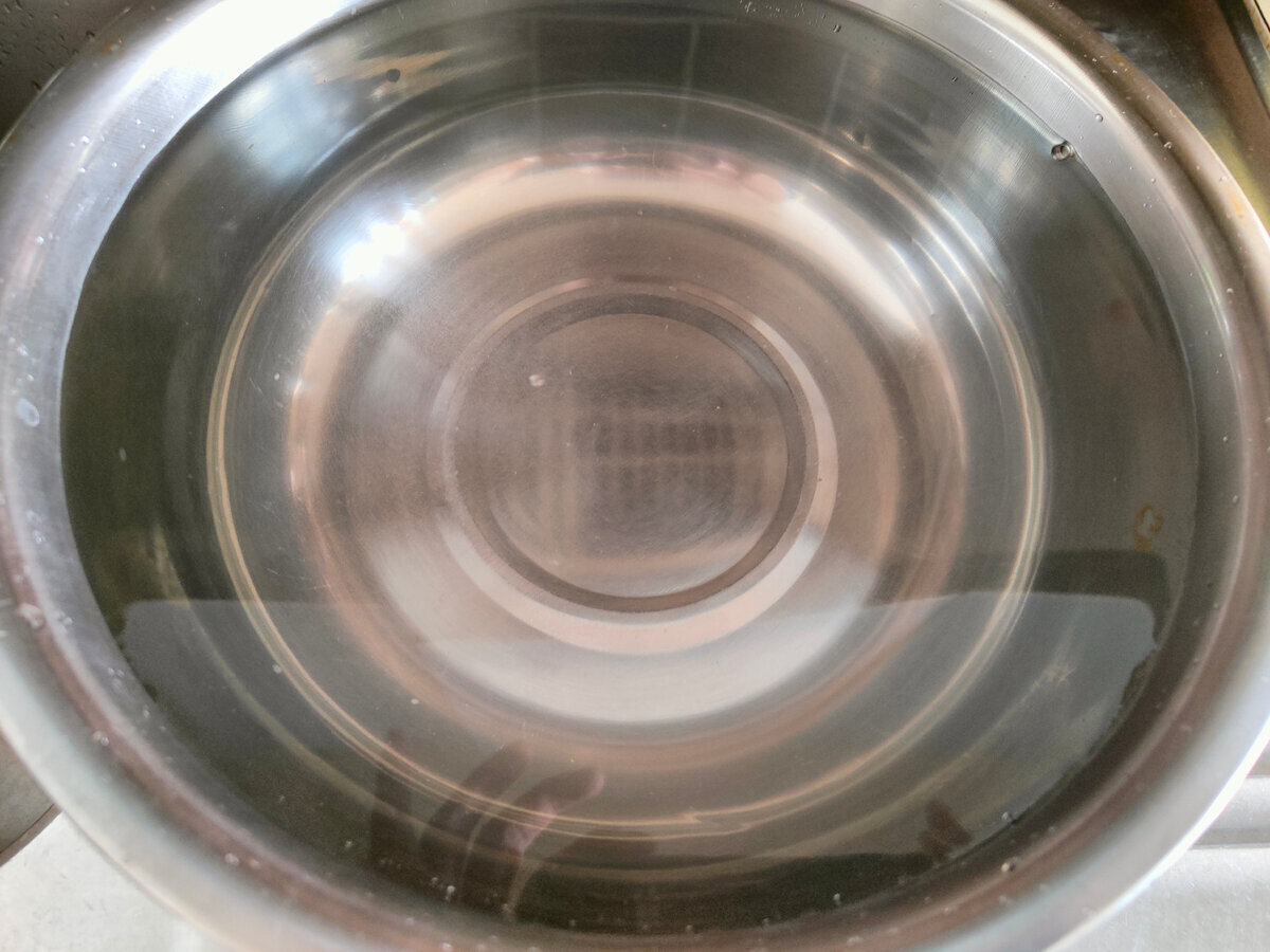 В самую большую миску наливаем холодную воду 