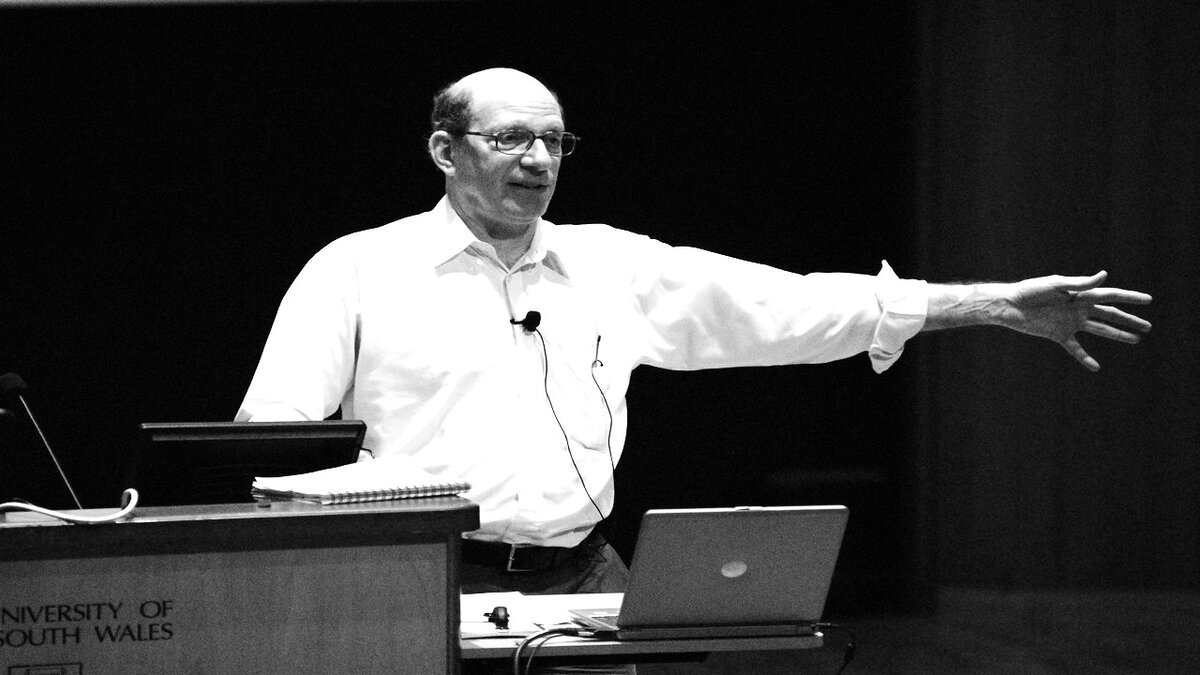 Эндрю Стюарт Таненбаум - его книги и сейчас являются классикой для будущих компьютерных инженеров.