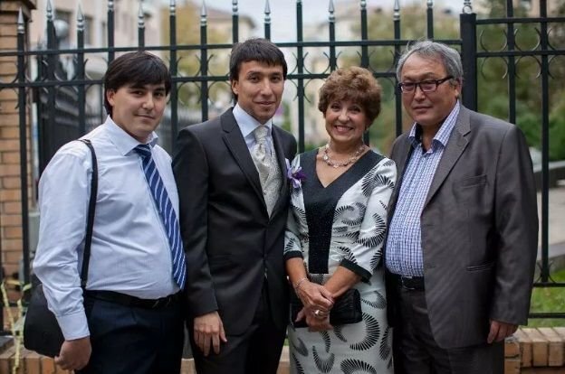 Дмитрий с братом, мамой и отцом