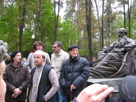 Скульпторы на открытии монумента,из открытых источников 